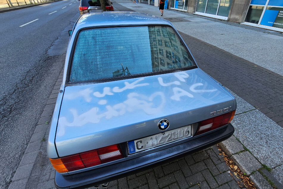 Nach den Chemnitzer Pinguinen wurde nun auch dieser BMW beschmiert.