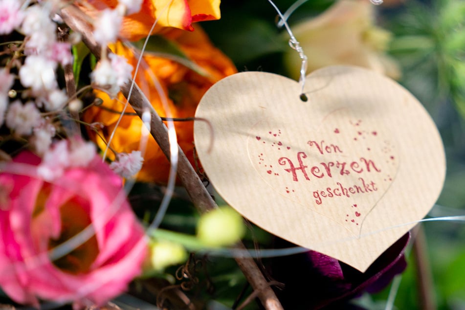 "Von Herzen geschenkt" steht an dem Blumenstrauß. Der Valentinstag bringt den Floristen sonst lukratives Geschäft. (Symbolbild)