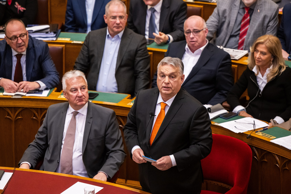 Der ungarische Premierminister Viktor Orban 60, (r.) und seine Partei Fidesz gaben die "NATO-Blockade" auf.