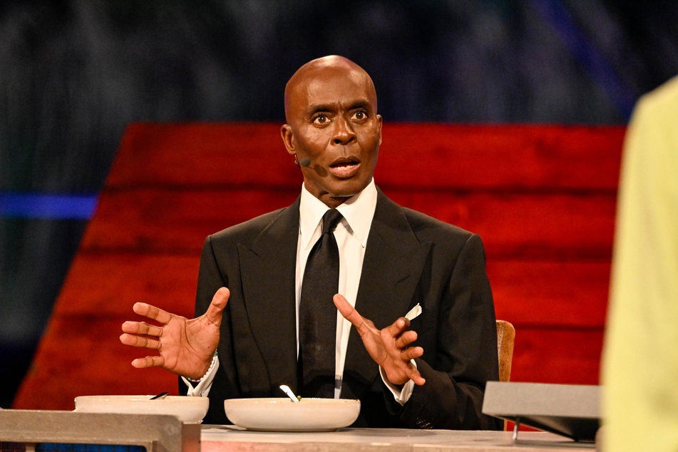 Bruce Darnell (68) rückt nach und nimmt beim "Grill den Henssler"-Sommer-Special erstmals auf dem Jury-Stuhl Platz.