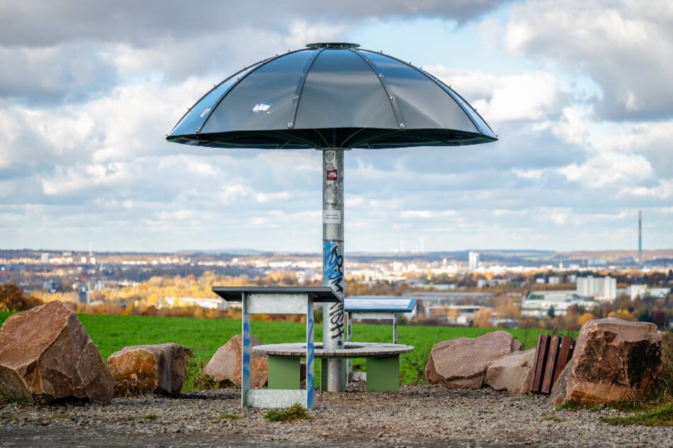 Nach der Blitz-Reinigung präsentiert sich der Wetterpilz in Harthau wieder einladend.