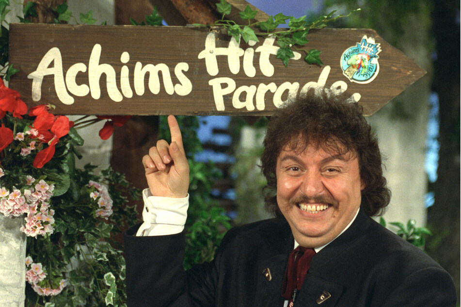 Der Moderator Achim Mentzel zeigt im Januar 1992 auf das Schild seiner Hitparade. (Archivbild)