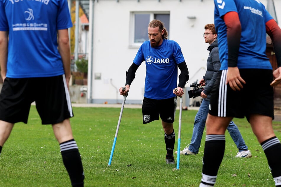 Inmitten seiner Kollegen trainiert Pierre Kaiser (35) als erster beinamputierter Fußballer, der in Bayern an einem regulären Spielbetrieb zum Einsatz kam.