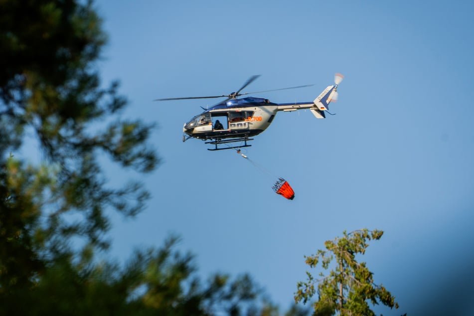 Auch Hubschrauber waren an den Löscharbeiten beteiligt.