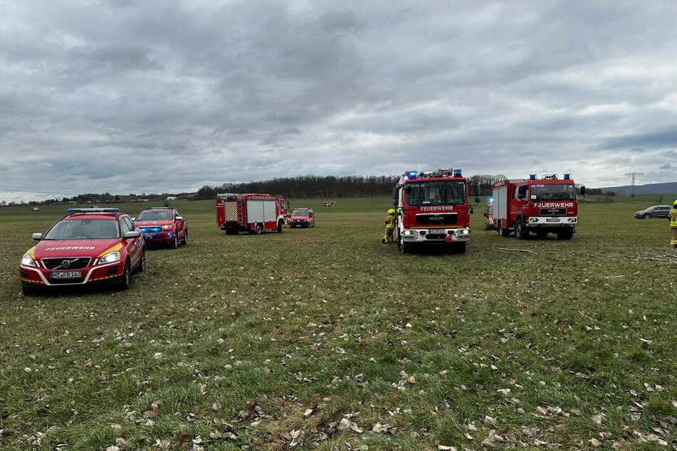 Zahlreiche Kräfte der Feuerwehr rückten am Dienstag im Harz an, nachdem ein Mann unter einem Baum eingeklemmt worden war. Er überlebte das Unglück nicht.