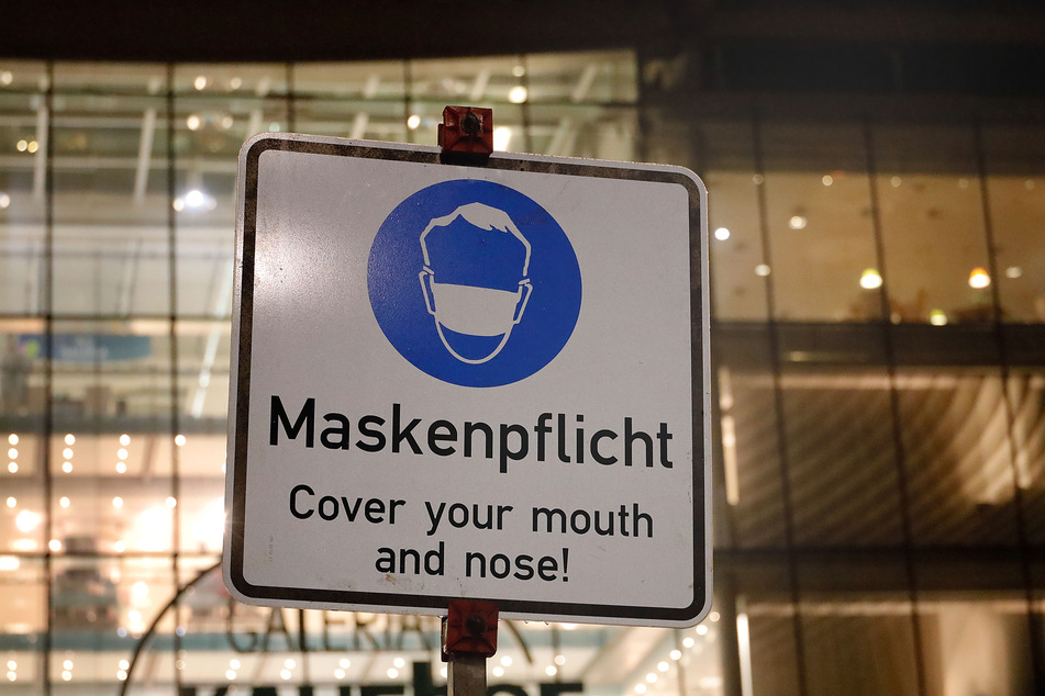Schild zur Maskenpflicht am Chemnitzer Neumarkt.