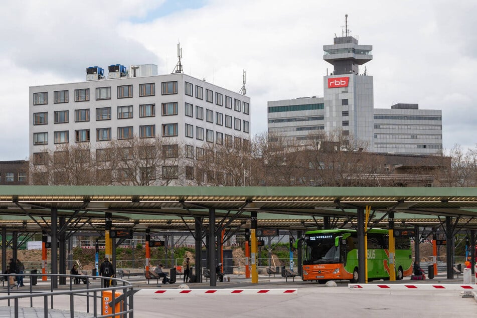 Die Einsatzkräfte haben am Zentralen Omnibus-Bahnhof Berlin nach dem Tablet gesucht und dabei einem Fahrgast das Leben gerettet. (Archivfoto)