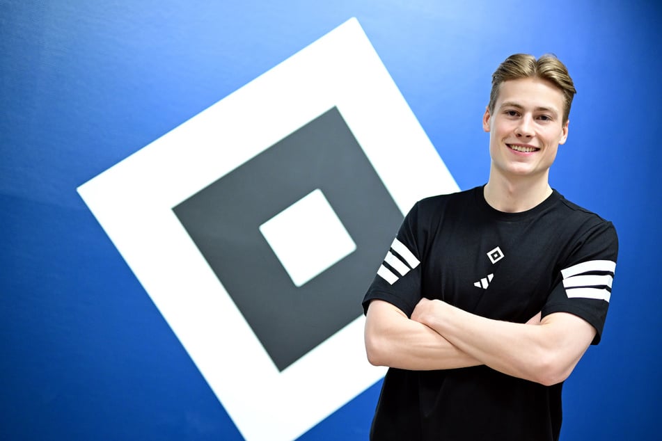 Der HSV hat sich einen Tag vor dem Derby mit Torwart Sander Tangvik (23) verstärkt.