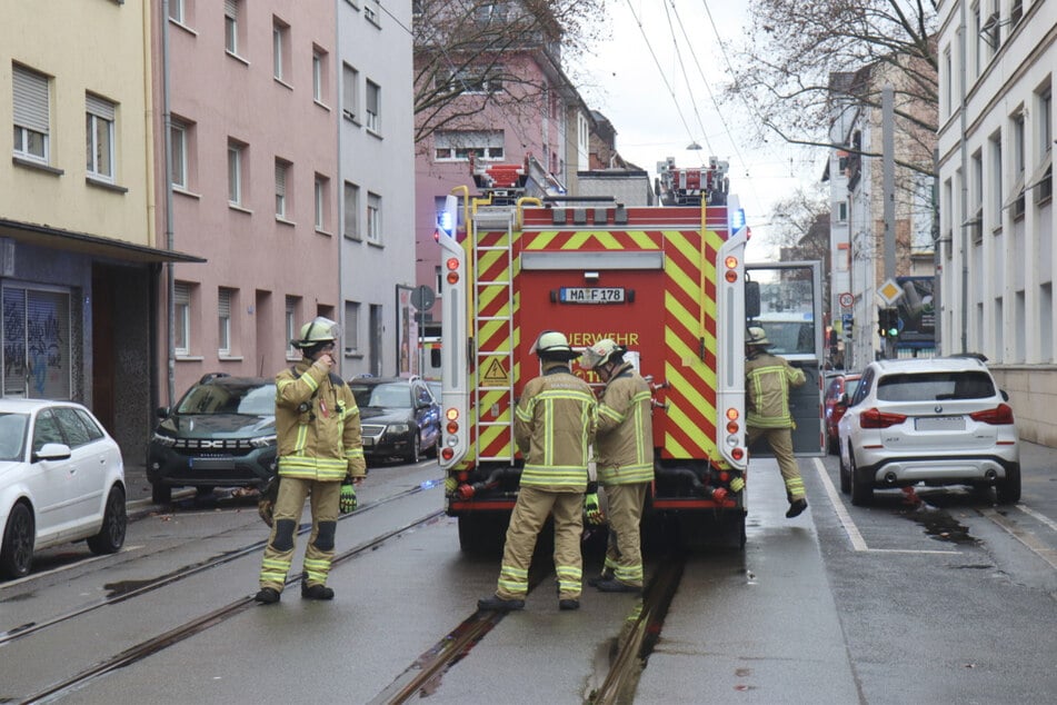 Die Feuerwehr sicherte die Schwetzinger Straße ab.