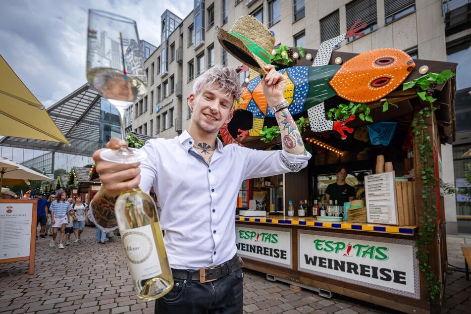 Merlin Böhnisch (26) verkauft mexikanischen Wein am Espitas-Stand.