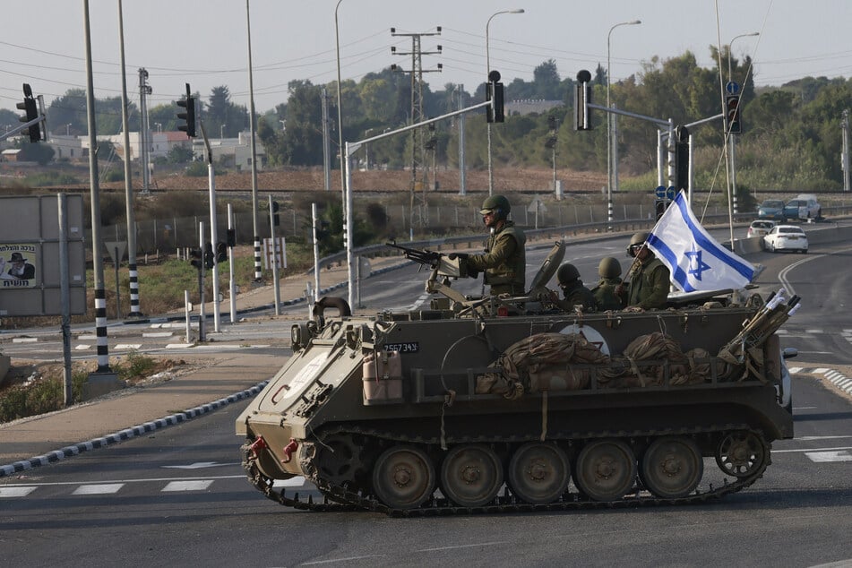 Israelische Sicherheitskräfte auf einem Bradley-Schützenpanzer. Die Regierung des vom Terror bedrängten Staates hat eine scharfe Reaktion auf die jüngsten Geschehnisse angekündigt.