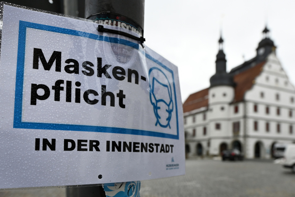 Blick auf das Rathaus in Hildburghausen. Die Maskenpflicht in der Innenstadt wird wieder aufgehoben.