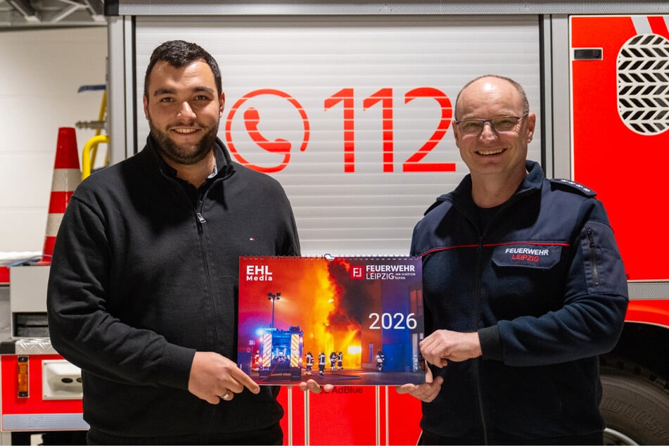 Torsten Kolbe (r.), Vorsitzender des Leipziger Feuerwehrvereins, und Erik-Holm Langhof von EHL Media haben den Kalender in diesem Jahr gemeinsam herausgebracht.