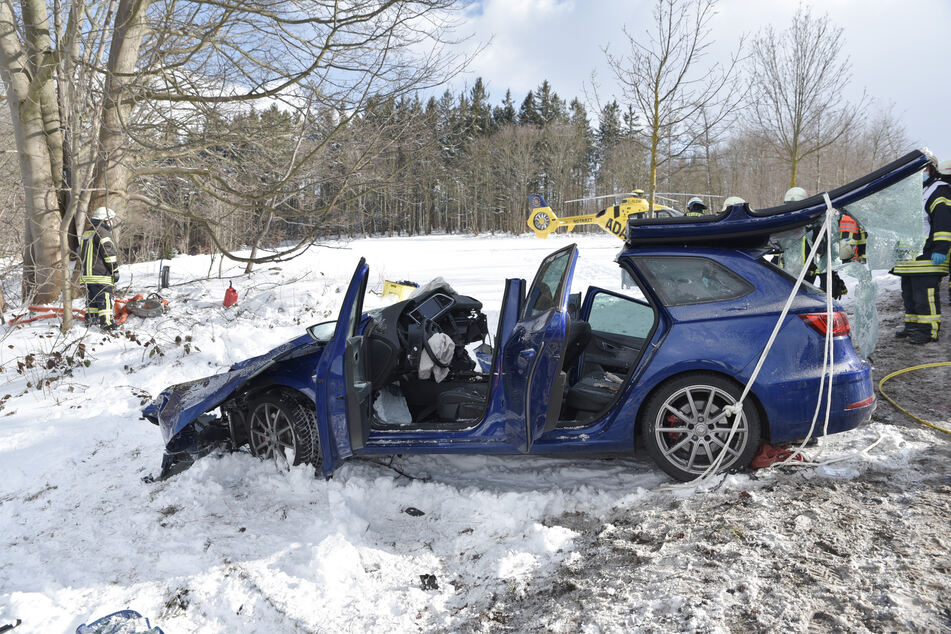 Ein Seat-Fahrer kollidierte am Samstagnachmittag bei Pockau-Lengefeld mit einem Baum. Zwei Personen wurden verletzt, das Fahrzeug erlitt einen Totalschaden.