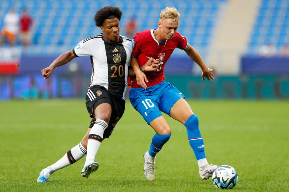 Adam Karabec (21, r.), hier im Einsatz mit der tschechischen U21 gegen Deutschland, wird den Hamburger SV verstärken.