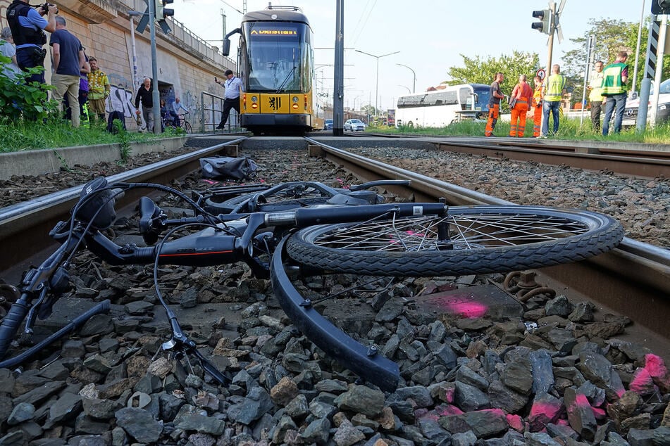 Der Mann (70) geriet am Bahnübergang mit seinem Fahrrad unter die Straßenbahn.