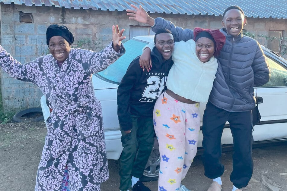 Abschiedsfoto vorm Abflug: Sizo mit seiner Oma (l.) und Schwester sowie Nkosi (r.) vor ihrem Wohnbungalow im Township von Pietermaritzburg.