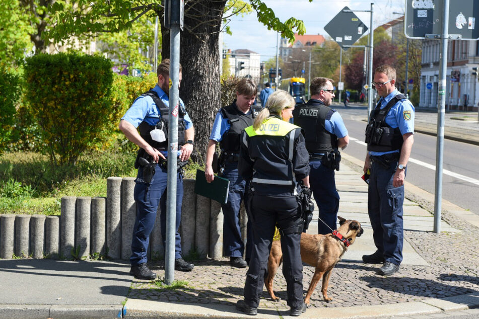Die Polizei war am Dienstagmittag wegen eines Raubes auf der Dresdner Straße im Einsatz.
