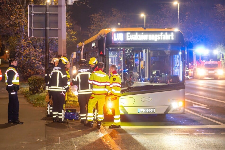 Sie wurden vorerst in einem Bus der Leipziger Verkehrsbetriebe untergebracht.