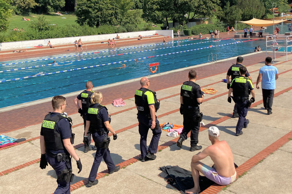 Polizisten mussten am Donnerstag im Freibad am Insulaner in Steglitz einschreiten.