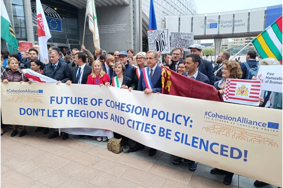 Vor dem EU-Parlament demonstrierten gestern Bürgermeister aus ganz Europa. Sie fordern von der EU-Kommission, dass sie die bestehende Förderpolitik nach 2028 fortführt.