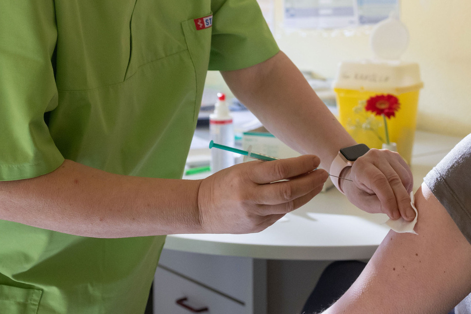 Die Gesundheitsminister von Bund und Ländern hatten sich vor einer Woche darauf geeinigt, Lehrkräfte an Grund- und Förderschulen und Kita-Erzieher in der Impfreihenfolge von der dritten in die zweite Gruppe hochzustufen. Zur Gruppe zwei zählen außerdem viele chronisch Kranke und über 70-Jährige sowie auch Polizisten.