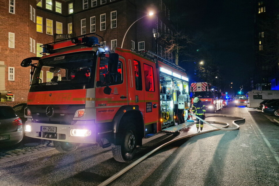 Die Rettungskräfte waren am Dienstagabend wegen eines Brandes im Keller des Tropeninstituts auf St. Pauli im Einsatz.
