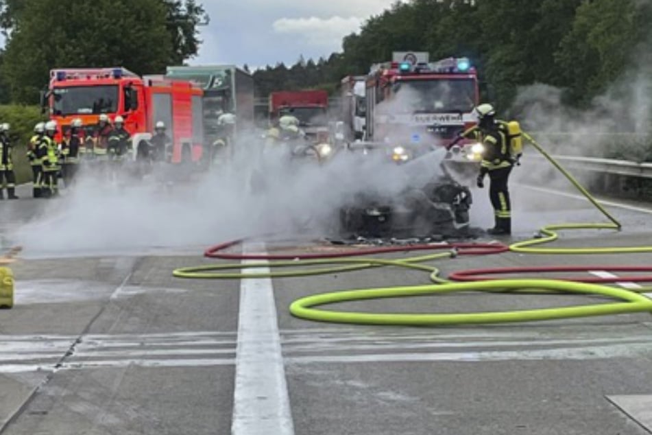 Feuerwehrkräfte löschten das Unfallauto auf der Autobahn 7.
