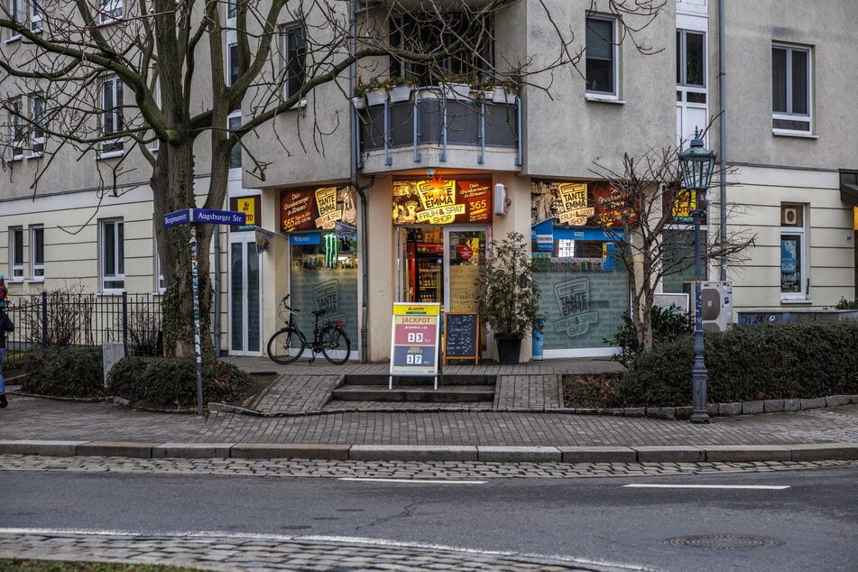 Der Mann überfiel am 15. Januar einen Späti an der Augsburger Straße in Dresden-Striesen.