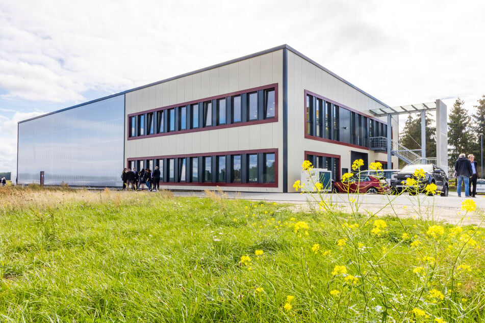 Zum neuen Hangar gehört ein Gebäude mit Büros, Laboren und Werkstätten.