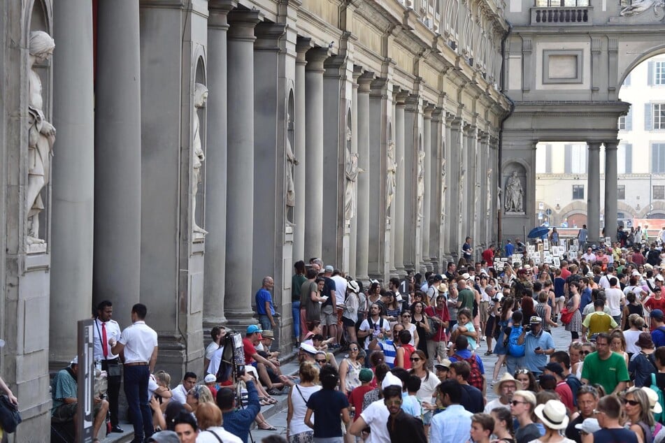 In der "Uffizi"-Galerie in Florenz ist ein Tourist in ein altes Gemälde gestolpert. (Archivbild)