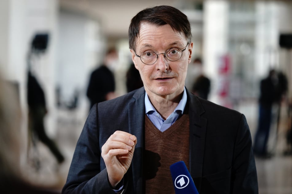 Karl Lauterbach (58, SPD) spricht sich für eine schnelle Rückkehr zu vollständigem Präsenzunterricht aus.