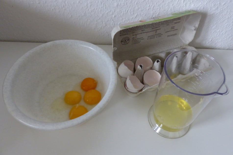 Damit der Joghurtkuchen locker und fluffig wird, musst Du die Eier trennen und das Eiweiß mit Salz separat aufschlagen.