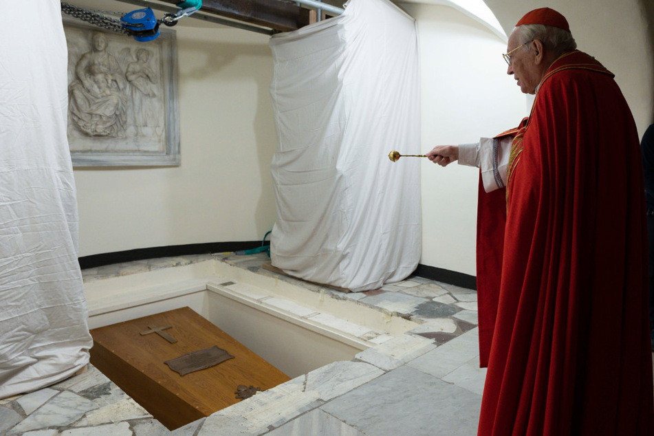 Die Grabstätte von Papst Benedikt XVI. ist die frühere seines Vorgängers Johannes Paul II. Dieser wurde nach seiner Seligsprechung nach oben in den Petersdom umgebettet.