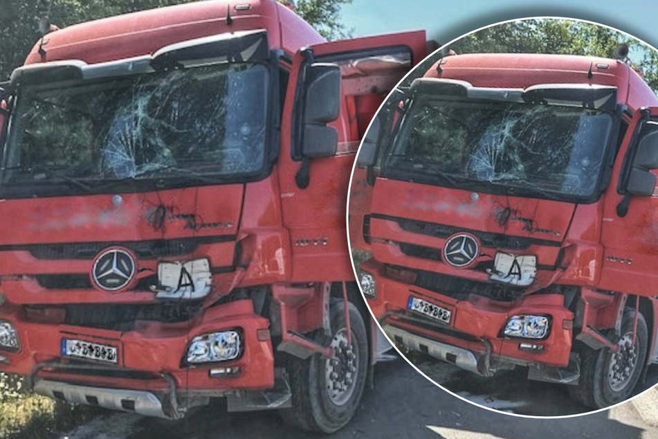 Unfall A46: Zwei Verletzte nach Lkw-Unfall auf A46: Ein Fahrer muss aufwendig gerettet werden