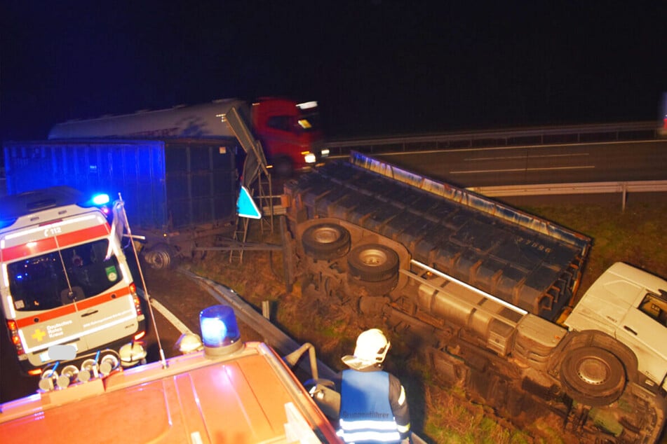 Unfall A2: Mit 2,5 Promille auf der A2 unterwegs! Lastwagen landet im Straßengraben und kippt um