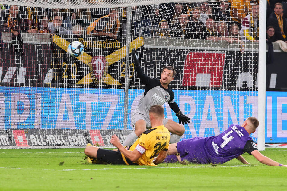 Bitter für Aue: FCE-Verteidiger Niko Vukancic (r.) will den Ball ins Aus schießen - trifft allerdings ins eigene Tor und bringt Dynamo Dresden damit in Führung.