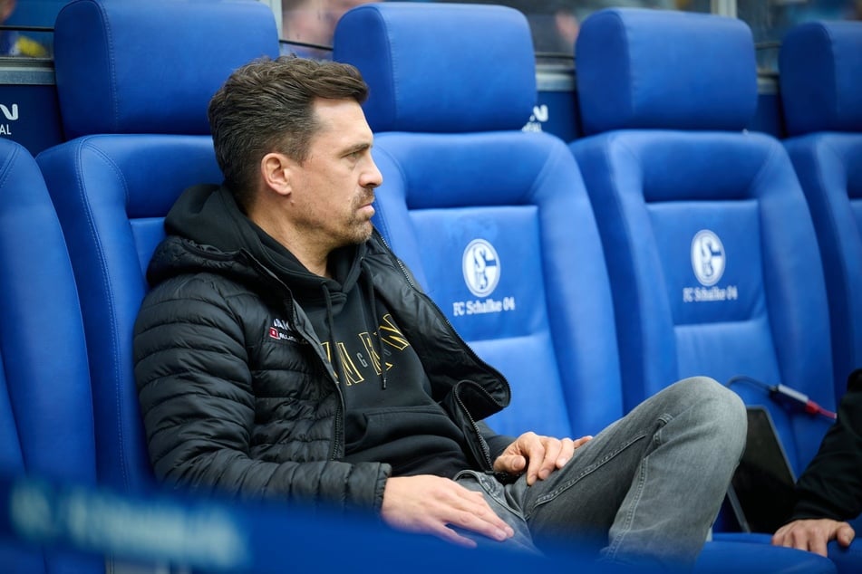 Thomas Stamm auf der Schalker Bank. Fast wäre dieses Bild nicht nur zu Auswärtsspielen Realität geworden.