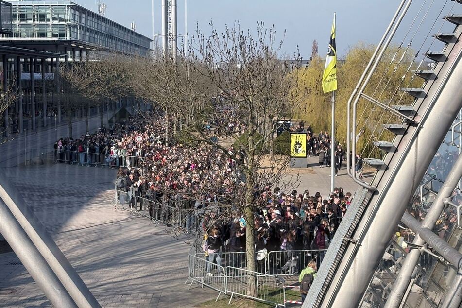 Der Wartebereich vor der Neuen Messe war rappelvoll.
