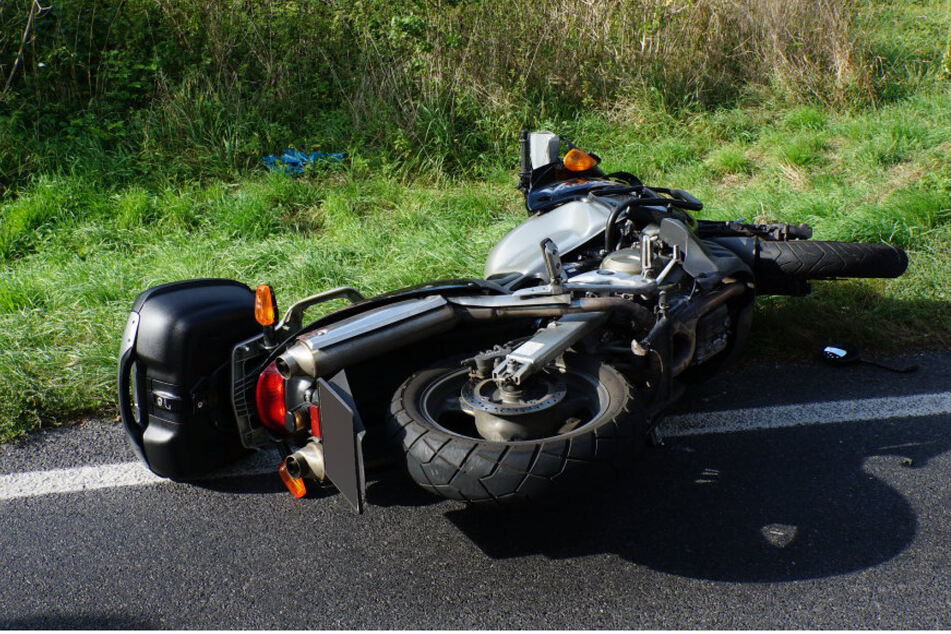 Der Versuch zwei Fahrzeuge auf einmal zu überholen endete für einen Motorradfahrer am Donnerstagnachmittag mit leichten Verletzungen.