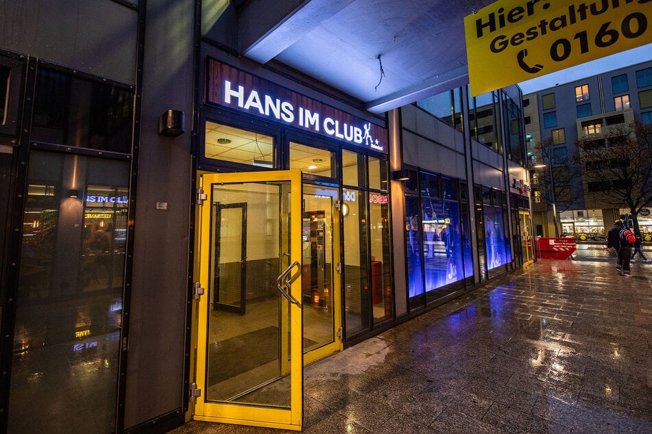 Durch diese Tür ging es jahrelang in den "Dance Club Blue". Jetzt ist das "Hans im Club" dahinter.