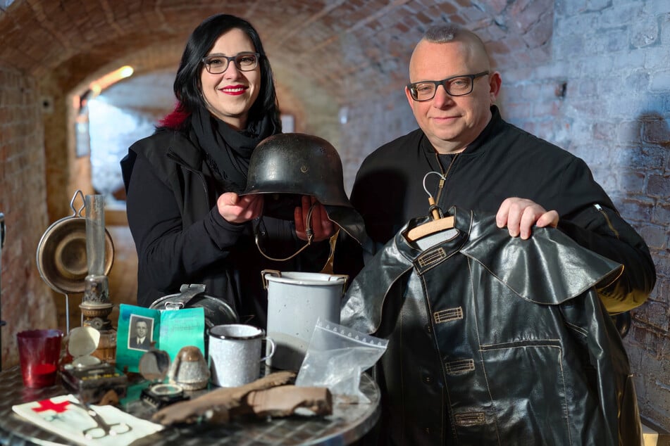 Vereinsschatzmeisterin Jessica Grünzig (42) und René Bergmann zeigen die historischen Gegenstände, die in die Gewölbegänge einziehen.
