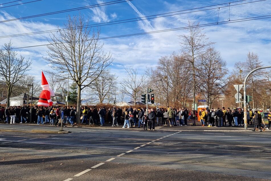 Lange Warteschlagen von SGD-Fans.