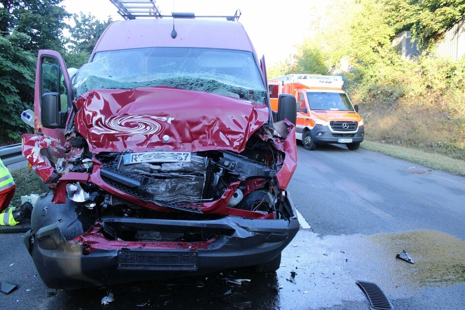 Der Fahrer (22) des Mercedes Sprinters fuhr ungebremst auf den Sattelschlepper vor ihm auf. Er und sein Beifahrer wurden bei dem Unfall schwer verletzt.