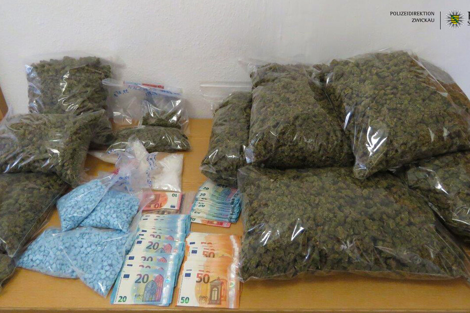 Insgesamt wurden über elf Kilogramm Marihuana, 3.500 Ecstasy-Tabletten und 220 Gramm Crystal sichergestellt.