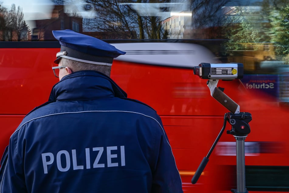 Ein Polizist wurde bei einer Verkehrskontrolle von einem Auto erfasst. (Symbolfoto)