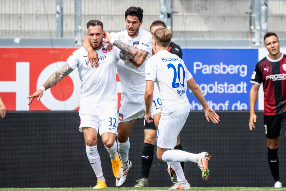 Die beiden Heidenheimer Torschützen: Patrick Schmidt (l.) glich zum 1:1 aus, Tim Kleindienst (2.v.l.) erzielte zwei Minuten später das siegbringende 2:1 für die Gäste.