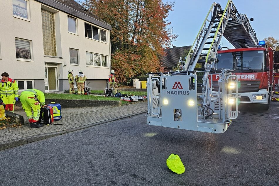 Die Feuerwehr musste bei dem Brand in dem Wohnhaus in der Feldendstraße auch eine Drehleiter benutzen, um zwei Personen aus dem ersten Stock zu retten.