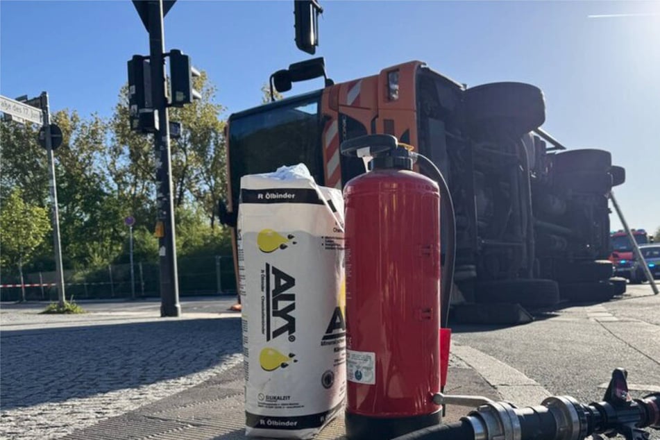 Müllwagen kippt nach Crash mit Sattelschlepper am Brandenburger Tor um