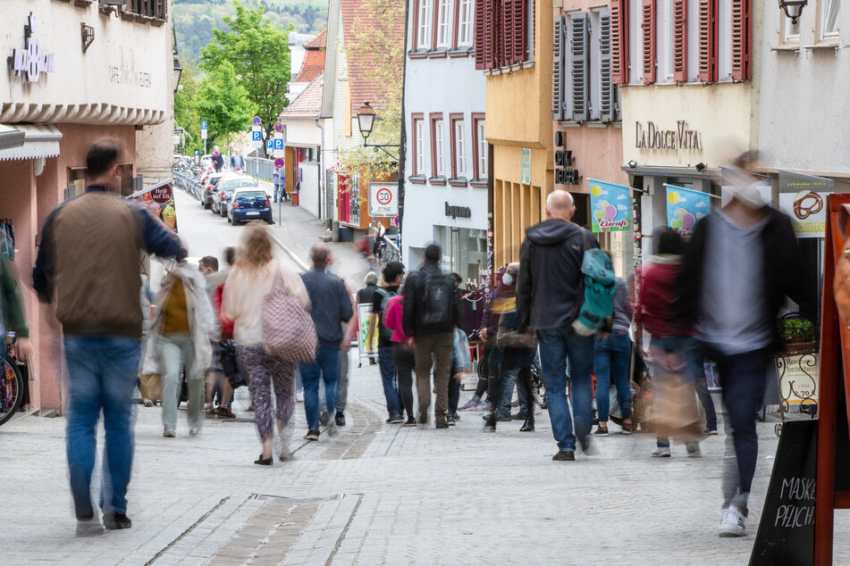 Baden-Württemberg, Tübingen: Menschen gehen durch die Fußgängerzone.
